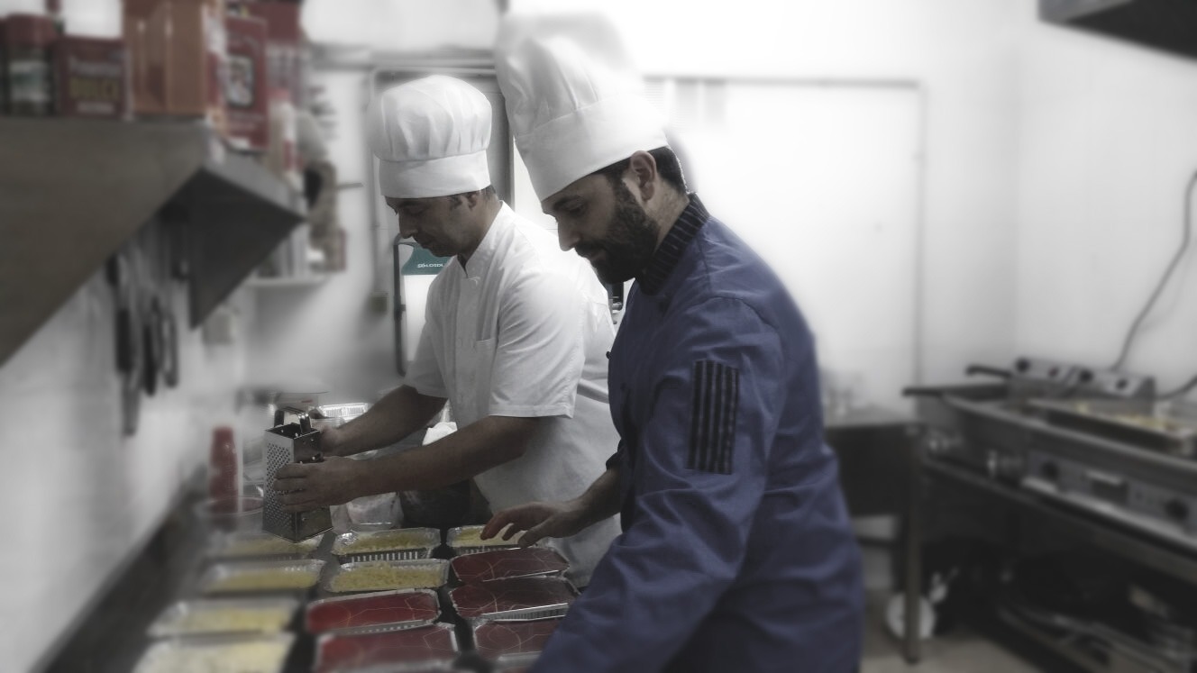 Álvaro y Manuel en la cocina de Chicotín